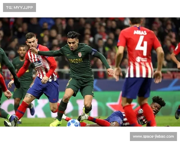 欧冠联赛阶段竞争激烈，中游球队积分接近出线形势复杂